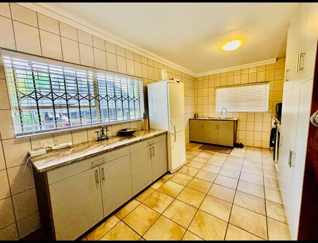 3 BEDROOM HOUSE FOR SALE IN VANDERBIJLPARK SE 3